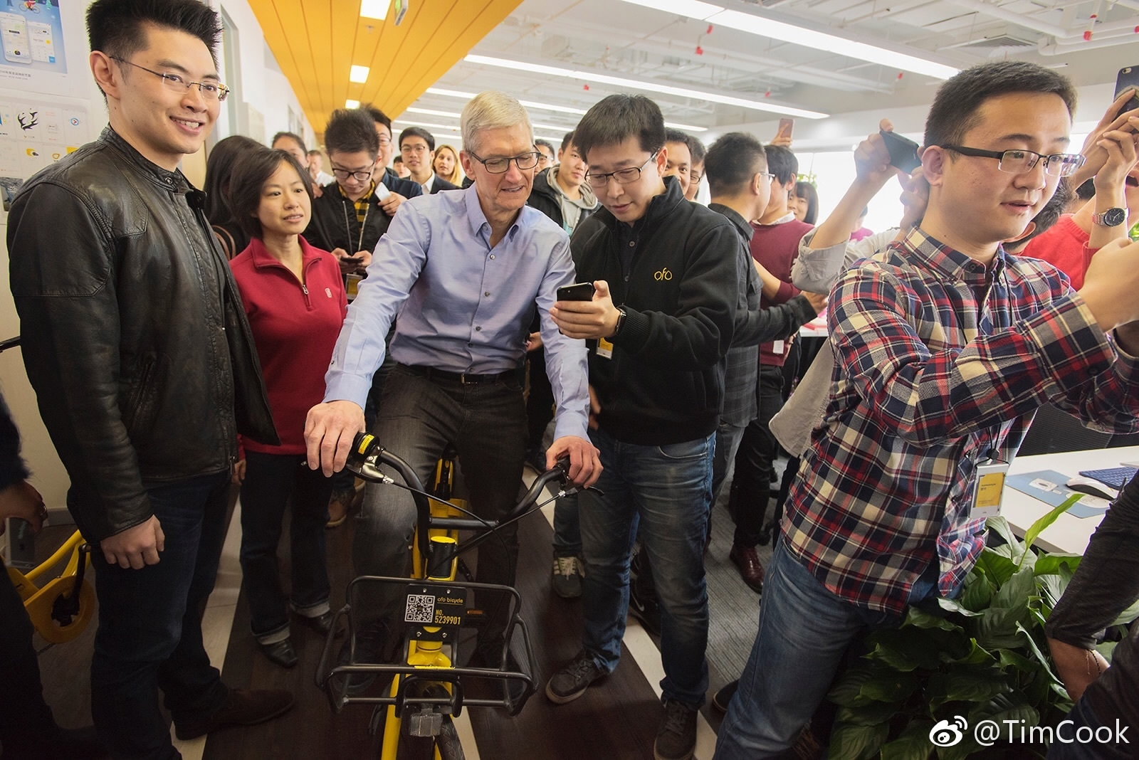 Apple CEO visits China bike-sharing start-up ofo - CGTN